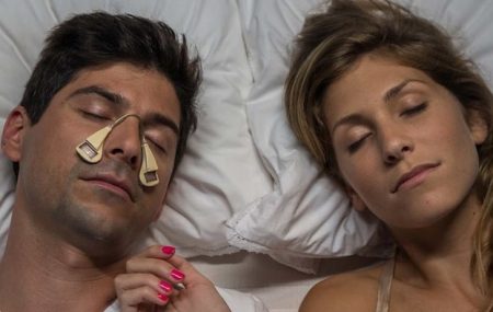 Los ronquidos pueden ser un síntoma que puede derivar a diferentes enfermedades a quienes lo presentan, sin embargo,  son una gran molestia para quienes comparten cama con alguien que los padece. Ya que estos son los que constantemente tienen que … Leer más